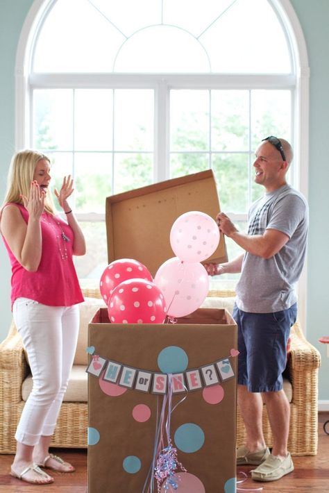 Gender Reveal Box, Nursery Diy Projects, Creative Gender Reveals, Gender Reveal Unique, Gender Reveal Announcement, Gender Announcements, Balloon Box, Gender Reveal Balloons, Gender Party