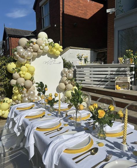 Lemon Ideas Decor, Lemon Themed Table Settings, Yellow Brunch Decor, Yellow Birthday Aesthetic, Lemon Themed Baby Shower Ideas, Capri Lemon, Tuscany Summer, Summer Baby Shower Themes, Lemon Themed Party