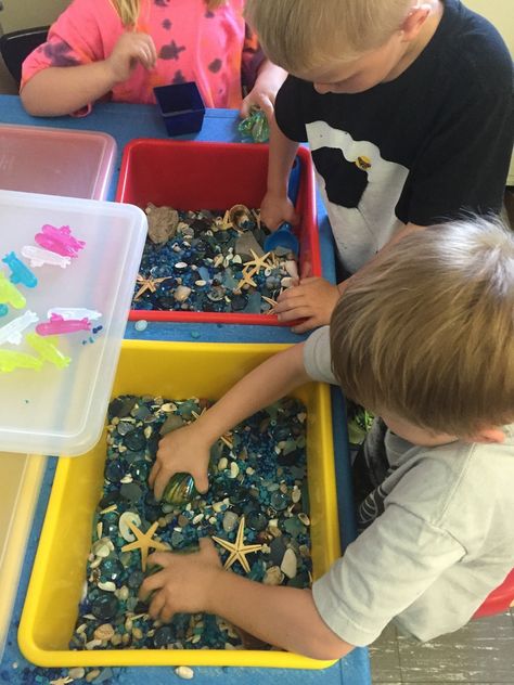 Discover the 6 big benefits of using open-ended, choice time play centers every day in a full day kindergarten classroom. Purposeful Play Kindergarten, Centers In Kindergarten, Purposeful Play, Kindergarten Skills, Roots And Wings, Kindergarten Centers, Play Centre, Classroom Setting, Building For Kids