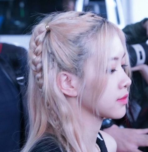 Rosé Blackpink Hairstyle, Blackpink Rosé Hairstyles, Aesthetic Honey, Rose Braid, Roseanne Park, Balayage Blonde, Light Ideas, Pigtail Braids, Honey Hair