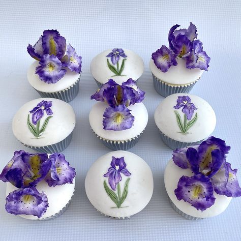 Iris Wedding Cake, Iris Cake Decoration, Iris Cupcakes, Iris Cake, Iris Wedding, Anniversary Cupcakes, Welcome To Wedding, Learn Cake Decorating, Royal Icing Flowers