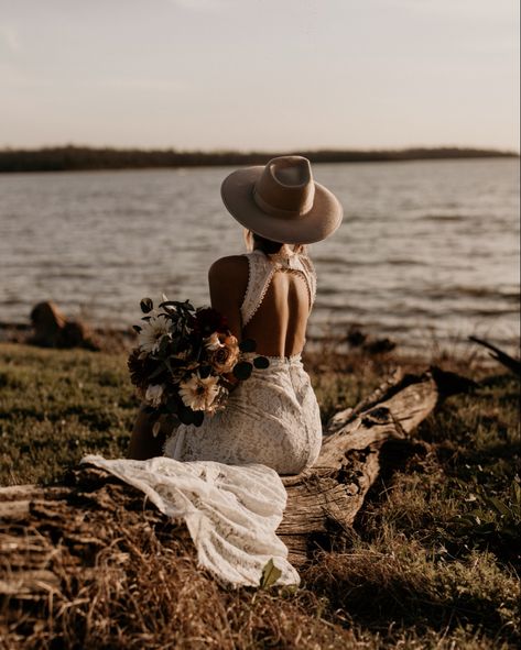 Photoshoot of boho bride at the lake, beach photoshoot, boho bride, bride in a hat, bridal gown Lake Photoshoot, Photo Ideas Instagram, Lace Curtain, Bridal Photo, Bride Bouquet, Photoshoot Props, Bridal Photoshoot, Beach Bridal, Beach Shoot