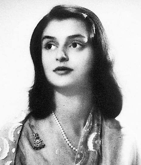 The Brooch Post | Vintage Indian Clothing Maharani Gayatri Devi, Gayatri Devi, Royal Beauty, Satin Bluse, Vintage India, Fashion Icons, Vogue Magazine, Van Cleef Arpels, Bollywood Stars