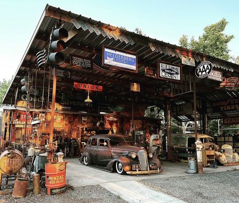 Barn Workshop Ideas, Garage Aesthetic, Industrial Garage, Mobile Coffee Shop, Creative Woodworking, Car Barn, Mechanic Shop, Barn Garage, Old Garage