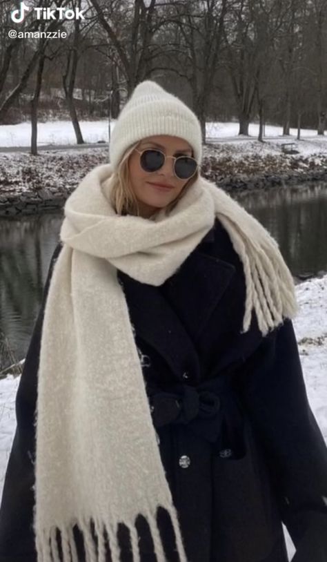 Big White Scarf Outfit, Big Winter Scarf Outfit, White Scarf For Cold Weather In Fall, White Wool Scarf For Winter, Big White Scarf, Chunky Scarf Outfit, White Scarf Outfit, Outfits Ideas For School, Winter Style Ideas