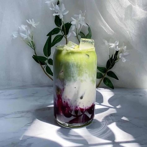 Blueberry Lavendar Drinks, Blueberry Matcha Smoothie, How To Make A Matcha Latte At Home, Blueberry Latte Recipe, Matcha Latte Recipe Healthy, Cafe Drinks Ideas, Coffee Shop Recipes, Blueberry Matcha Latte, Lavender Matcha Latte