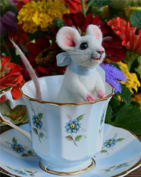 ...❤...Mouse Maus Illustration, Alice In Wonderland Tea Party Birthday, Felted Mouse, Alice In Wonderland Tea Party, Little Mouse, Felt Mouse, Three Wise Men, Alice In Wonderland Party, Mad Hatter Tea