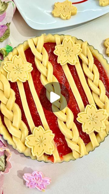 Enrica_Ivan on Instagram: "Cosa fare nel fine settimana rigorosamente in pigiama?

Una crostata con confettura di fragole 🍓 e lamponi #homemade!

Dopo i tanti video visti qui su Instagram ho provato anche io a fare una treccia con la pasta frolla e anche se da migliorare, devo dire che anche in cottura ha mantenuto abbastanza bene la forma! 

Avete qualche consiglio in più da darmi su come intrecciare la pasta frolla???

Vi lascio la ricetta che ho usato io!
Per la confettura: 
300 gr di fragole 200 gr di lamponi 250 gr di zucchero il succo di mezzo limone. Far cuorere fino a che non si addensa e frullare se non piacciono i pezzi di frutta.

Per la pasta frolla:
500 gr di farina 250 gr di burro 200 gr di zucchero a velo 1 uovo e 1 tuorlo.
Cottura a 175 gradi

#crostata #crostatadimarmella Come Intrecciare, The Paper Kites, On Instagram