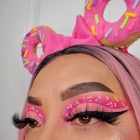 #donuts #makeupdonuts #mua #maquillaje Donut Eye Makeup, Birthday Cake Makeup Look, Halloween Candy Makeup, Candy Makeup Halloween, Challenging Makeup Looks, Food Makeup Looks, Candy Halloween Makeup, Candy Land Makeup Ideas, Donut Makeup Look