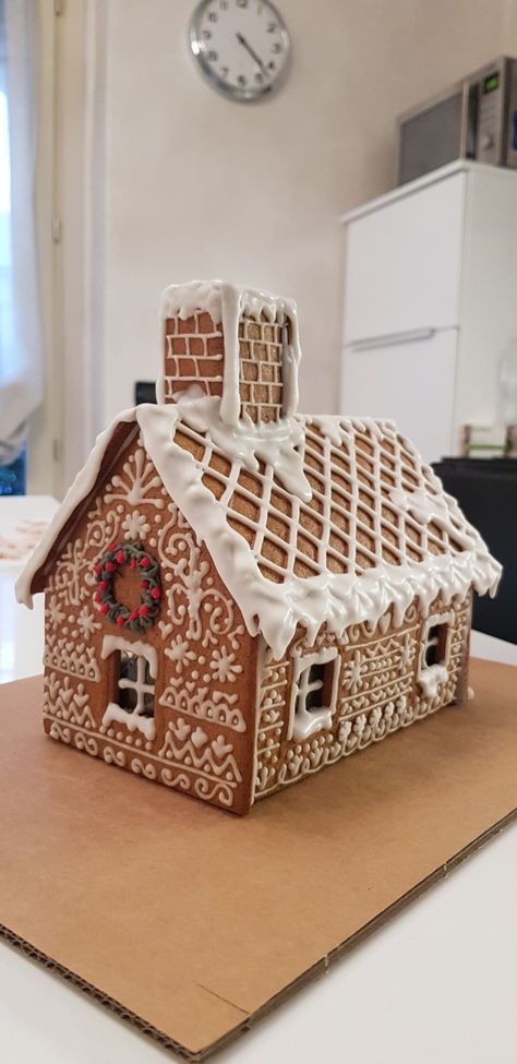 Ikea Gingerbread House Ideas, Small Gingerbread House Ideas, Gingerbread House Designs Simple, Simple Gingerbread House Ideas, Ikea Gingerbread House, Cute Gingerbread House Ideas, Aesthetic Gingerbread House, Gingerbread House Inspo, Creative Gingerbread House Ideas