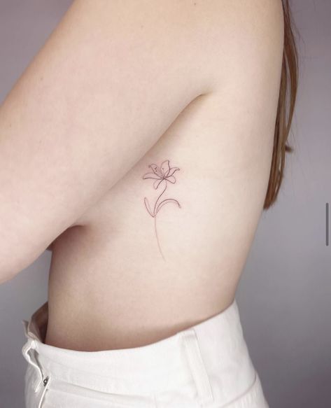 Small Lily Tattoo, Lilly Flower Tattoo, Girl Rib Tattoos, Ribs Tattoo, Flower Tattoo On Ribs, Small Rib Tattoos, Lillies Tattoo, Lily Flower Tattoos, Tato Minimal