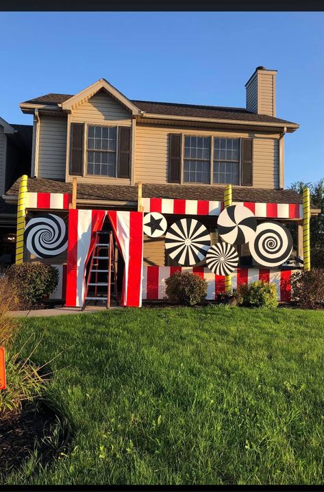 Creepy Circus Theme Party, Clown Decorations Halloween, Halloween Pregame, Creepy Carnival Decorations Diy, Clown Haunted House, Circus Halloween Decorations, Circus Decorations Diy, Halloween Circus Theme, Clowns Halloween Decorations