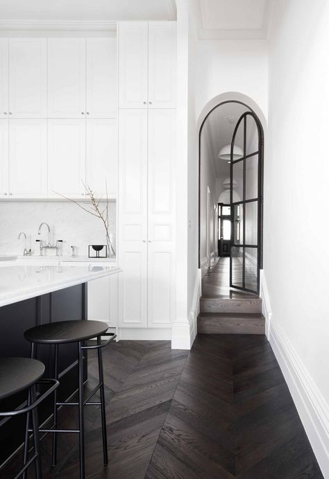 Hardwood Floors Dark, Inspiration Kitchen, Dark Wood Floors, Classic Kitchen, Contemporary Kitchen Design, Wood Flooring, White Cabinets, Kitchen Layout, Design Living