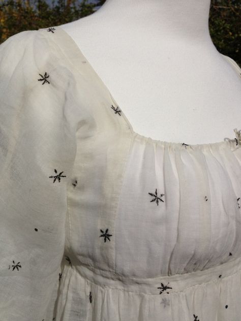 Circa 1805-1810 white muslin dress with star and dot design in metallic thread. (Bodice embroidery detail.) Regency Gown, Regency Era Fashion, 19th Century Clothing, Muslin Dress, 1800s Fashion, Regency Dress, Regency Fashion, 19th Century Fashion, Period Outfit