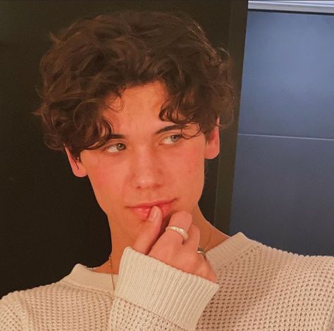 Pic @matthewlarence Middle Part Hairstyles Men, Middle Part Curls, Middle Part Haircut, Perm Hair Men, Middle Part Curly Hair, Taper Fade Short Hair, Mens Hairstyles Curly, Medium Length Curly Hair, Gents Hair Style