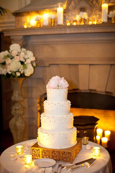 . Wedding Cake Display Table, Classy Wedding Cakes, Wedding Table Toppers, Wedding Cake Table Decorations, Cake Display Table, Wedding Cake Pearls, Cake Centerpieces, Wedding Cake Display, Small Wedding Cakes