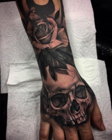 modelos tatuajes del dia de los muertos Tattoo Main, Herren Hand Tattoos, Full Hand Tattoo, Skull Rose Tattoos, Skull Hand Tattoo, Rose Hand Tattoo, Tato Henna, Skull Sleeve Tattoos, Skull Sleeve