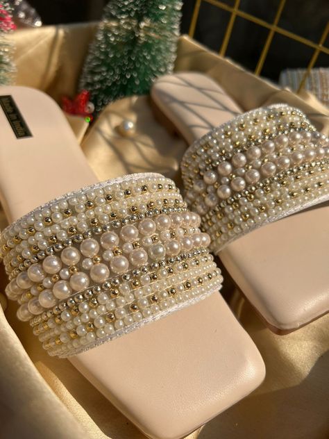 Stylish Shoes Heels, Elegant Shoes Heels, White Shoes Heels, Fancy Sandals, Sparkly Flats, Diy Sandals, Trendy Flats, Pretty Sandals, Pretty Shoes Sneakers