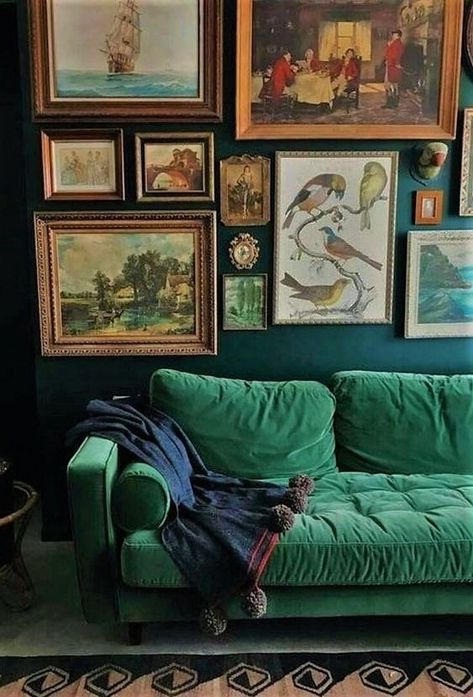 Collage Living Room, Vintage Living Room Design, Tv Fal, Wall Art Collage, Green Couch, Decor Eclectic, Living Room Sofas, Collage Ideas, Vintage Living Room