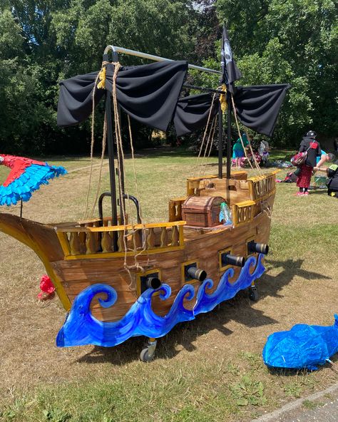 Pirate Ships Diy, Kids Pirate Ship, Cardboard Pirate Ship, Pirate Halloween Decorations, Golf Cart Decorations, Halloween Car Decorations, Cardboard Boat, Homecoming Floats, Burning Man Art