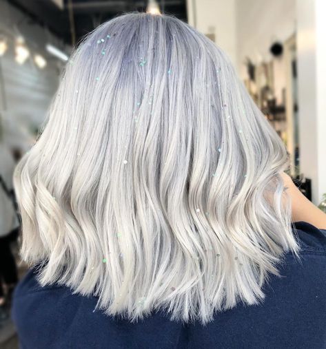 Hair Tinsel Blonde, Glitter Ideas, Platinum Hair Color, Platinum Blonde Hair Color, Silver Blonde Hair, Hair Glitter, Blond Balayage, Hair Tinsel, Dyed Blonde Hair