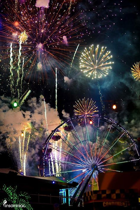 Personajes Studio Ghibli, Fire Works, Colorful Lights, Pretty Places, Aesthetic Photo, Pretty Pictures, Night Sky, Fireworks, Ferris Wheel