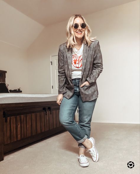 Outfit idea with plaid blazer, graphic tee, straight leg boyfriend jeans and converse shoreline sneakers. Blazer And Jeans Outfit, Converse Shoreline, Navy Converse, Blazer And Jeans, Wardrobe Challenge, Business Casual Outfit, Business Casual Blazer, Blazer For Women, Vintage Band Tees