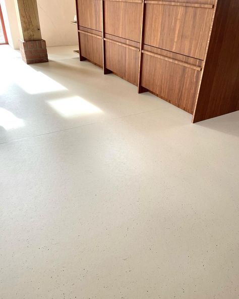 Terrazzo Linoleum Flooring, White Linoleum Flooring, Kitchen Floor Linoleum, Marmoleum Kitchen, Marmoleum Floors Kitchen, Modern Linoleum Flooring, Linoleum Flooring Kitchen, Mid Century Modern Flooring, Kitchen Vinyl Flooring