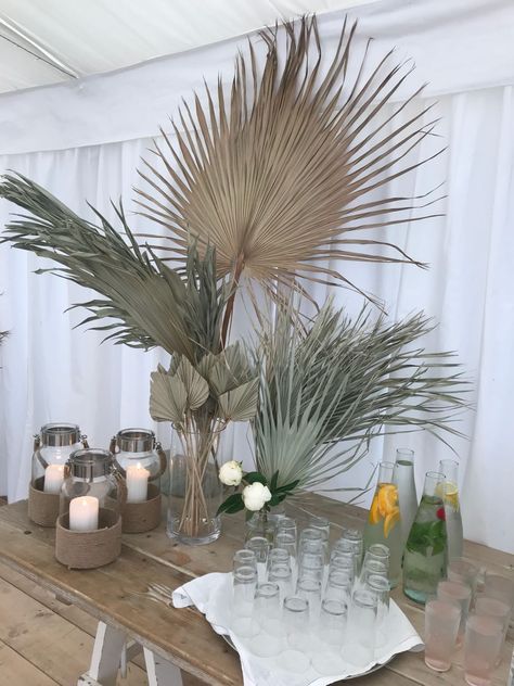 Extra large dried tropical leaves in clear glass vases make a very impressive beachy display perfect for bar areas. Dried Tropical Flowers, Dry Palm Leaves Decor, Dried Palm Leaves Wedding, Dried Palm Leaves Decor, Ceremony Drinks, Palm Leaf Decor, Palm Wedding, Beachy Wedding, 40th Birthday Decorations