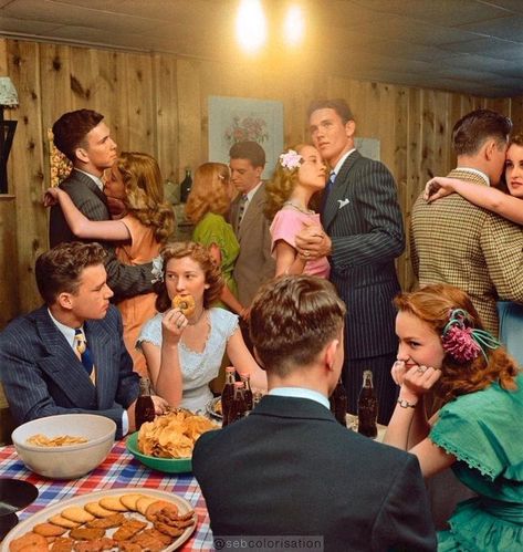 🆉🅴🆁🅾 🆂🅾🆈 🅿🅸🅲🆂 on X: "“Hello, America? I’d like to report a ROBBERY.” Teenagers at a party in Tulsa, Oklahoma 🇺🇸 1947 https://t.co/at3AqOfwDO" / X 1940's Hairstyles, Nina Leen, 1940s Party, Old Fashioned Love, At A Party, Tulsa Oklahoma, Colorful Party, 1940s Fashion, Teen Boy