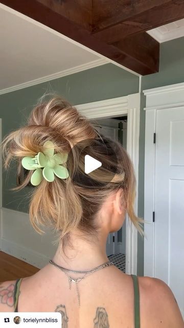 Hairstyles With Claw Clips Short Hair, Messi Bun, How To Wear Hair Clips, Bun Hacks, Claw Clip Hairstyles Short Hair, Easy Claw Clip Hairstyles, Easy Buns, Short Hair Updo Tutorial, Easy Updos For Long Hair