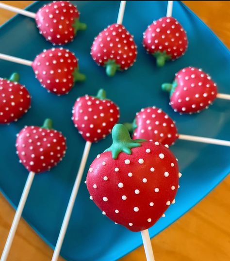 Cakepops Design, Cakepop Design, Fruit Shaped Cake Pops, Berry Cake Pops, Cake Pops Fruit Theme, Unique Cake Pops, Cute Cakepops, Themed Cake Pops, Strawberry Themed Cakesicles