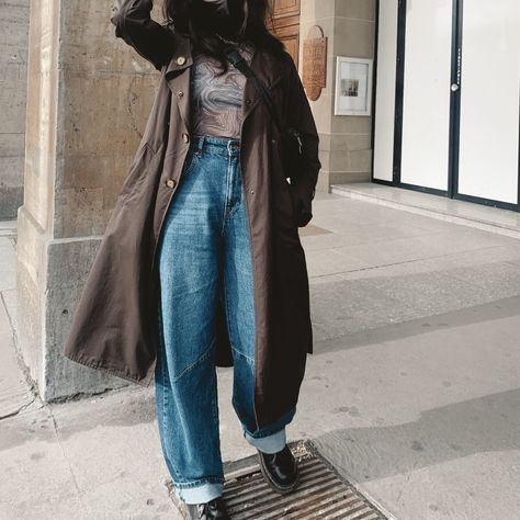 Trench Coat And Doc Martens, Wide Leg Jeans Doc Martens, Straight Leg Jeans Outfits Aesthetic, Doc Martens Wide Leg Pants, Brown Doc Martens Outfit, How To Style Dr Martens, Loose Jeans Outfit, Trench Coat Street Style, Styling Dr Martens