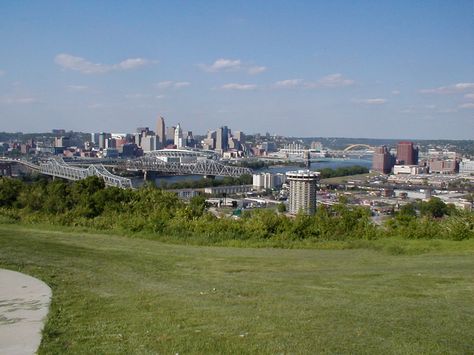 Cincinnati OH & Covington KY Cincinnati Skyline, Covington Ky, Cincinnati, Places Ive Been, Kentucky, The Dreamers, Travel Destinations, Ohio, Road Trip