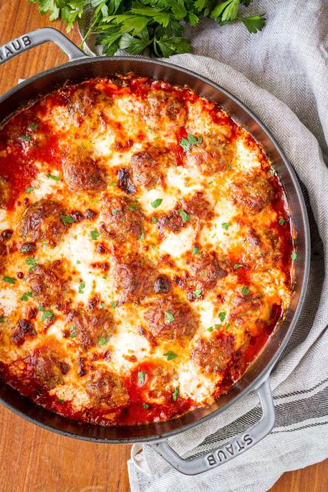 Simple 5-Ingredient Cheesy Meatball Casserole -- this easy meatball casserole boasts just 5 ingredients, yet is still packed with flavor… Serve it as is, over pasta, or on sandwich rolls for a versatile weeknight dinner! | meatball casserole recipe | baked meatball casserole | italian meatball casserole | meatball casserole weeknight meals #meatballcasserole #meatballs #meatballrecipes #meatballrecipeseasy #casserole #casserolerecipeseasy #casseroledishes #easyrecipe #easydinner #... Cheesy Meatball Casserole, Meatball Pasta Bake, Meatball Casserole Recipe, Baked Meatball Recipe, Easy Meatball, Green Bean Casserole Easy, Cheesy Meatballs, Meatball Dinner, Meatball Casserole