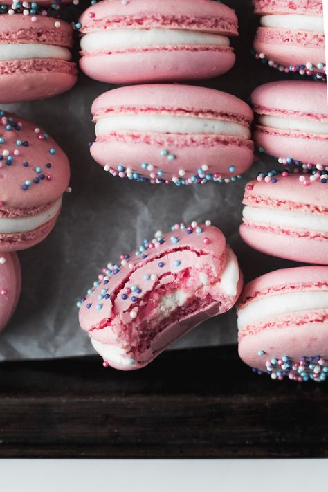 Cotton Candy Macarons - Baran Bakery Best Baking, Cotton Candy Flavoring, Macaron Cookies, French Macaroons, Macaroon Recipes, Creative Desserts, Macaron Recipe, Pink Foods, Cream Cheese Icing