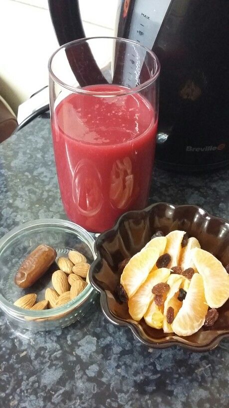 12th Roza Iftar Starter: 1 date, few almonds, 1 clementine topped with a few organic mixed vine fruit, a beetroot juice. >> Beetroot, apple, & orange juice: I blended 1 beetroot, 1 small apple, 1.5 large orange with water, squeeze of lemon, grated ginger. I then sieved this in order to extract the juice. Serve with ice cubes. #cleaneating #healthy #healthyrecipes Juice Snap, Fake Post, Vine Fruit, Beetroot Juice, Toxic Quotes, Healthy Plates, Child Hood, Friend Lyrics, Apartment Goals