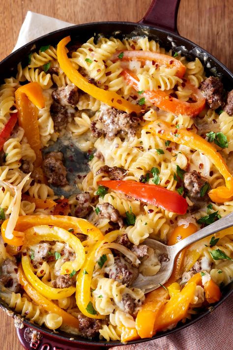 Cheesesteak Pasta, Cheese Steaks, Pasta Skillet, Skillet Dinner Recipes, Freezing Food, Easy Skillet Meals, Kid Recipes, Skillet Pasta, One Skillet Meals