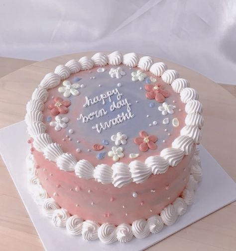 Cake Ideas For 12 Year Girl, Sweet 16 Birthday Cakes Aesthetic, 11 Bday Cake, Asthetic Cakes Girl, Asthetic Birthday Cake Girl, 13th Girl Birthday Cake, Cake Ideas For 10th Birthday Girl, Cakes For Girls Birthday Teenagers, Cake Designs For Teenage Girl