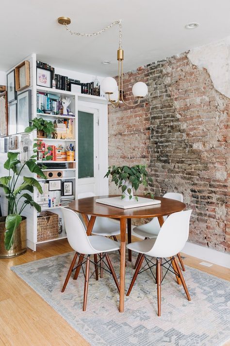 Round dining table and exposed brick wall in A Cozy Plant-Filled Home in Philadelphia - The Nordroom Moody Apartment, Vintage Apartment Decor, Home Decor Ideas Bohemian, Vintage Apartment, Urban Outfitters Home, Fireplace Facade, Diy Fireplace, Exposed Brick, Home Repair