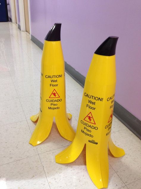 Image Wet Floor Signs, Cooking Pizza, Banana Peel, Wet Floor, Foto Tips, On The Floor, Funny Signs, Bones Funny, The Floor