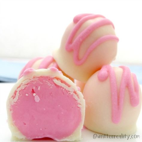 Strawberry Truffles, Strawberry Truffle, Homemade Truffles, Dessert Truffles, Truffles Recipe, Candy Truffles, Truffle Recipe, Cake Truffles, Strawberry Cream