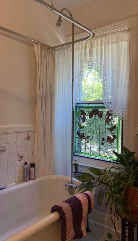 Bathtub Near Window, Cute Bathroom Ideas Colorful, Dream Bathroom Aesthetic, Latina Apartment, Clawfoot Bathtub Shower Combo, Messy Bathroom Aesthetic, Renter Friendly Upgrades Bathroom, Cute Bathroom Ideas Aesthetic, Homey House Decor