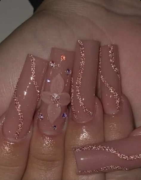 Quinceanera Makeup Natural Rose Gold, Rose Gold Nails Acrylic Square, Dusty Pink Quince, Pink And Gold Quince Nails, Rose Gold Nails Acrylic For Quince, Rose Gold Quince Nails, Quinceanera Makeup Natural, Quince Nails Pink, Nails For Quinceanera