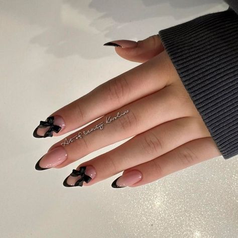 French Nail Black Tip, Small Nails Ideas Black, Black Dainty Nails, Nail Inspo With Black, Black Bows Nails, Black French With Bow, Black Bow Nail Design, Black Nails Coquette, Black Nails For Graduation