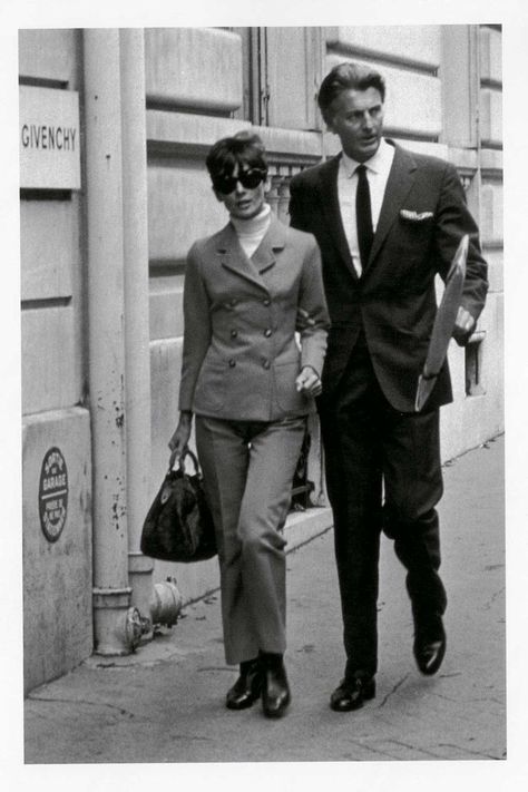 Audrey Hepburn and Hubert de Givenchy’s iconic friendship in 25 vintage photos Audrey Hepburn Black Dress, Cristobal Balenciaga, Givenchy Couture, Givenchy Dress, Most Stylish Men, Roman Holiday, Lauren Bacall, Marlene Dietrich, French Fashion Designers