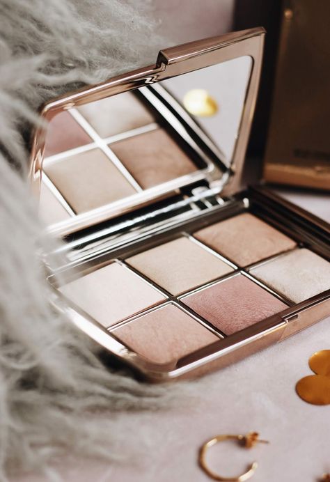 School Makeup Aesthetic, Eyeshadow Photoshoot, Hourglass Ambient, Hourglass Makeup, Performance Makeup, Perfect Lipstick, Makeup Aesthetic, School Makeup, Aesthetic Background