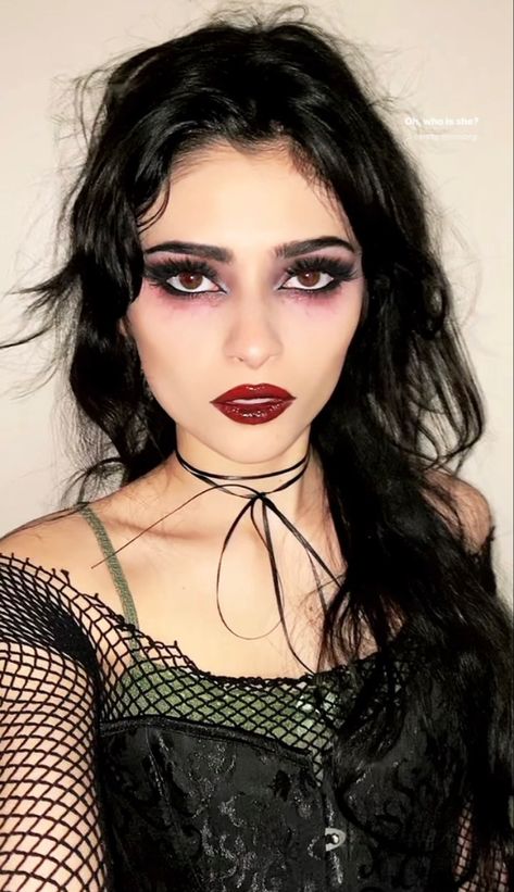 Witch Make Up Halloween Makeup Ideas, Halloween Makeup Vampire Pretty, Vampire Costume Aesthetic Makeup, Halloween Makeup Ideas Vampire, Twilight Vampire Costume, Vampire Costume Hair, Pretty Vampire Makeup, Hot Vampire Makeup Halloween, Aesthetic Vampire Makeup