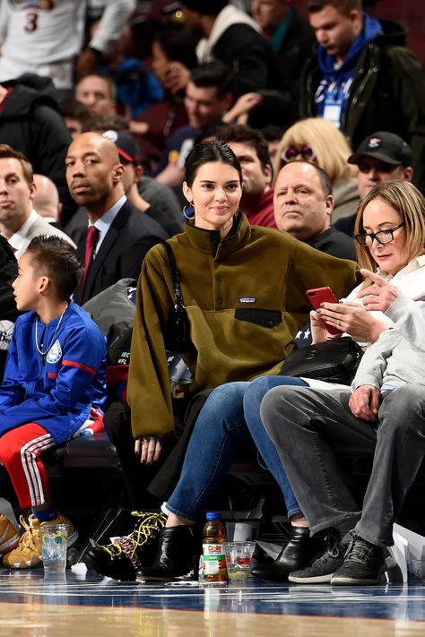 Kendall Jenner Patagonia, Patagonia Fleece Outfit Woman, Patagonia Street Style, Patagonia Jacket Outfit, Patagonia Outfit Women, Fleece Outfit Women, Fleece Jacket Outfit, Normcore Fashion, Patagonia Snap T