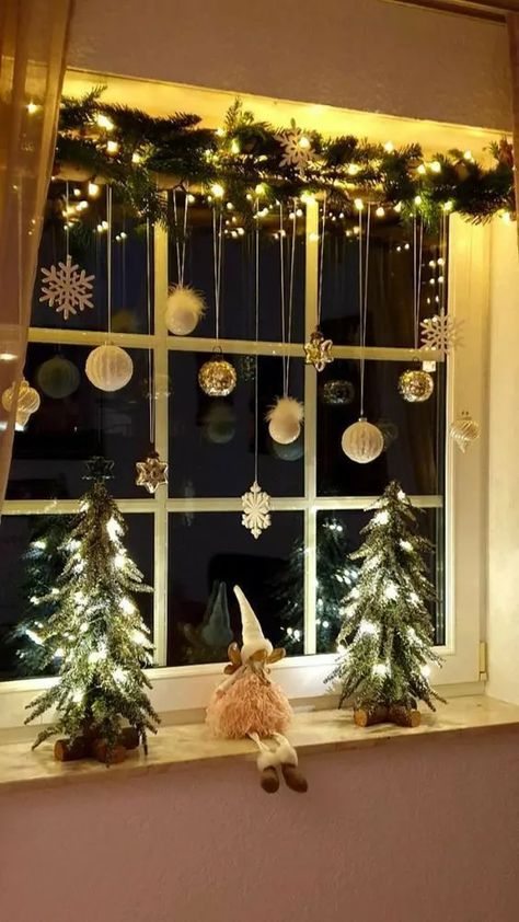 Christmas Decorations Apartment, Pretty Christmas Decorations, Steam Projects, Christmas Apartment, Christmas Window Decorations, Christmas Decor Inspiration, Christmas Themes Decorations, Diy Christmas Decorations Easy, Holiday Crafts Christmas